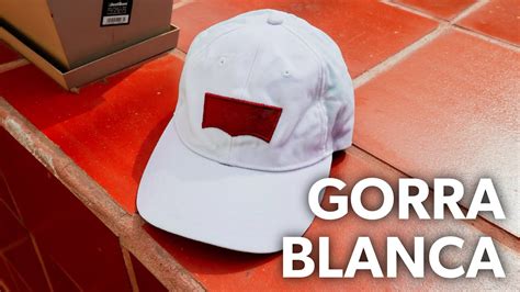 como limpiar una gorra blanca